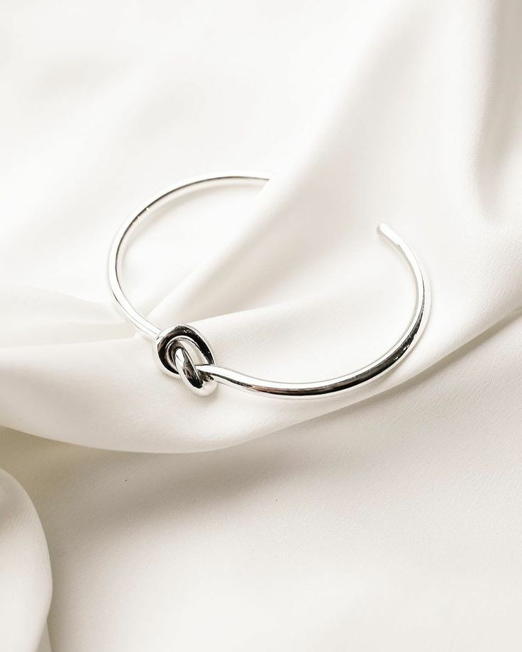 Dulele Leg and Body Makeup Foundation, Waterproof Leg & Body Tattoo Scar Cover up, Body Coverage Tattoo Concealer, No Transfer, Covers Varicose Veins for All Skin Tones (Medium Glow, M)